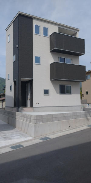 安佐南区 構造:木造土地面積:104.73平米 ( 31.68坪 ) 建物面積:103.08平米 ( 31.18坪 )